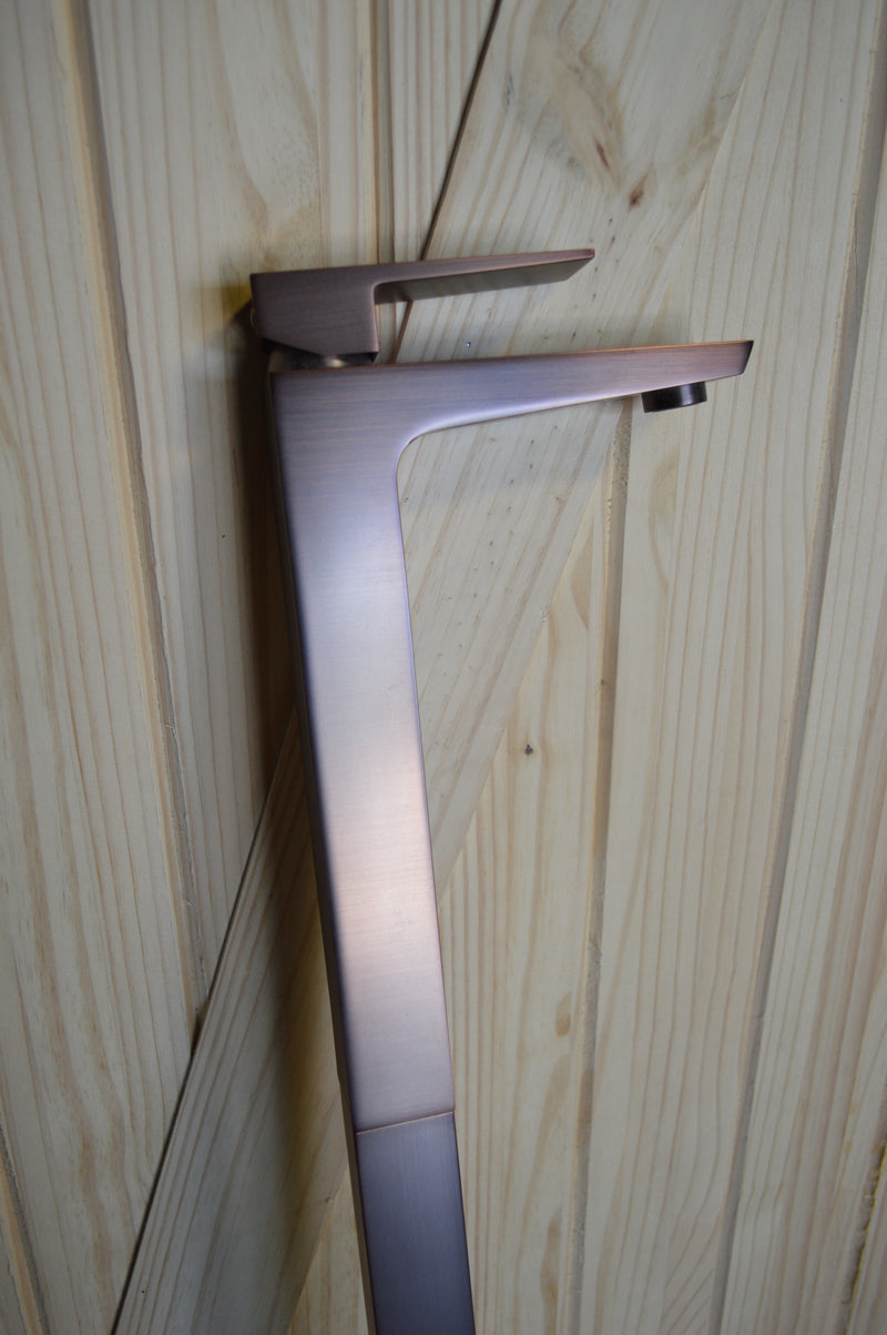 FLOOR MOUNT TUB FAUCET *