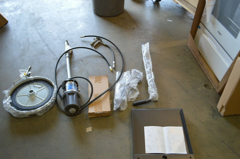 Westward Portable Grease Pump with Gun, fits 16gal drum
