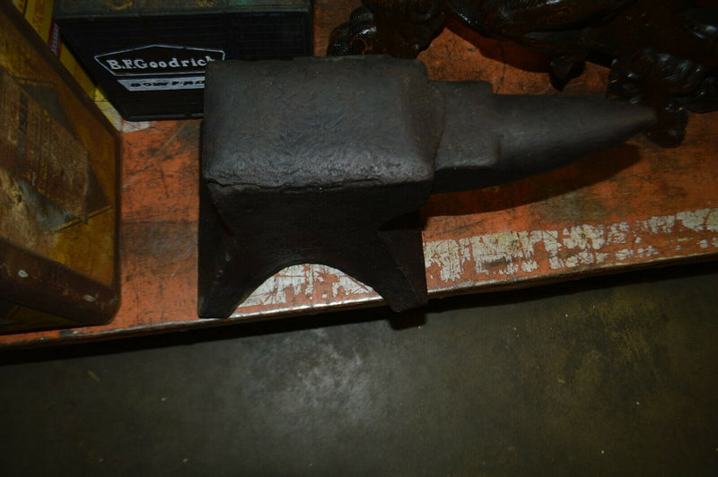 QUEENS DUDLEY vintage Cast Iron Anvil